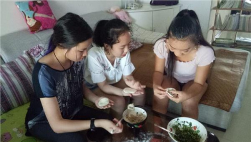 营员们开心地学起了包饺子 营员们开心地学起了包饺子