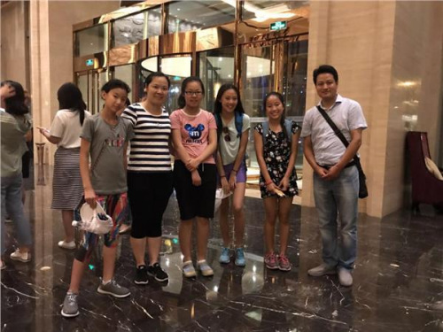 结束了一天的行程,志愿者家庭将营员们安全的送回大本营 结束了一天的行程,志愿者家庭将营员们安全的送回大本营