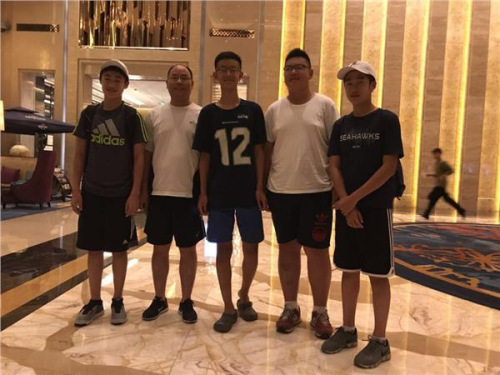 志愿者家庭和营员们合影留念 志愿者家庭和营员们合影留念