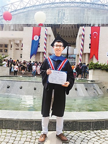 李皓拿到了毕业证书 李皓拿到了毕业证书