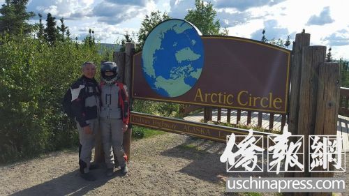 高蒂斯和男友在“北极圈”标识牌合影。（美国《侨报》）