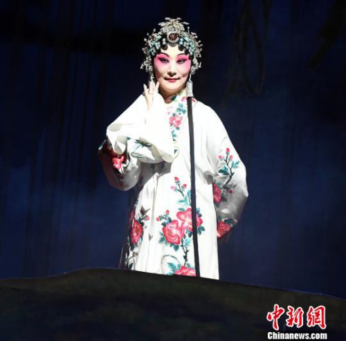 福建京剧院国家一级演员、中国戏剧梅花奖得主孙劲梅在京剧《白蛇传·合钵》中饰演白素贞。 刘可耕 摄 福建京剧院国家一级演员、中国戏剧梅花奖得主孙劲梅在京剧《白蛇传·合钵》中饰演白素贞。 刘可耕 摄