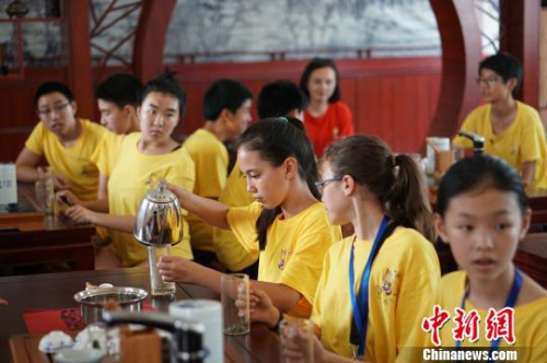 酷暑之下,小营员们仍是专心听讲。 孙权 摄 酷暑之下,小营员们仍是专心听讲。 孙权 摄