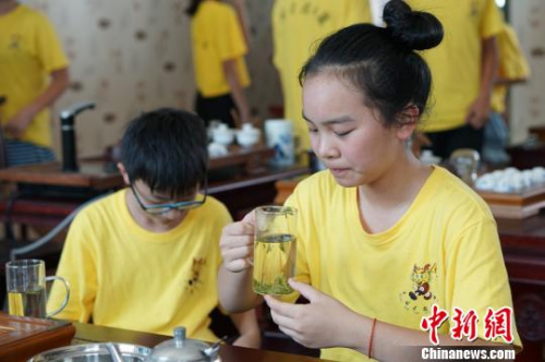 品尝自己沏的茶,感觉就是不一样。 孙权 摄 品尝自己沏的茶,感觉就是不一样。 孙权 摄