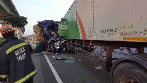 车祸车头严重变形，显见冲撞力道不小。图片来源：台湾中时电子报。