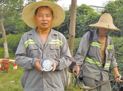 鹿城区园林绿化管理处徐焕初。 夏婕妤 摄 鹿城区园林绿化管理处徐焕初。 夏婕妤 摄