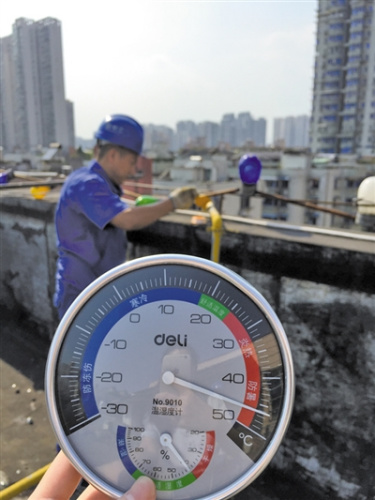 燃气检修员在楼顶抢修管道。 金叶 摄 燃气检修员在楼顶抢修管道。 金叶 摄