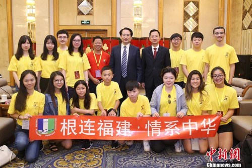 7月26日,国务院侨务办公室副主任谭天星在北京会见加拿大华裔青少年“中国寻根之旅”夏令营全体营员。 <a target='_blank' href='http://www.chinanews.com/'>中新社</a>记者 韩海丹 摄 7月26日,国务院侨务办公室副主任谭天星在北京会见加拿大华裔青少年“中国寻根之旅”夏令营全体营员。 <a target='_blank' href='http://www.chinanews.com/'>中新社</a>记者 韩海丹 摄