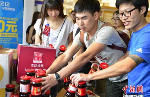 海外华人抢购老干妈 来源:<a target='_blank' href='http://www.chinanews.com/' >中新网</a> 海外华人抢购老干妈 来源:<a target='_blank' href='http://www.chinanews.com/' >中新网</a>