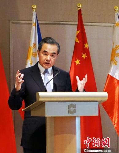 中国外交部长王毅7月25日在马尼拉和菲律宾外长卡耶塔诺共同会见记者时表示，“一带一路”是开放包容、互利共赢的合作平台，共建“一带一路”是下一步中菲两国合作的重点和亮点。　关向东 摄