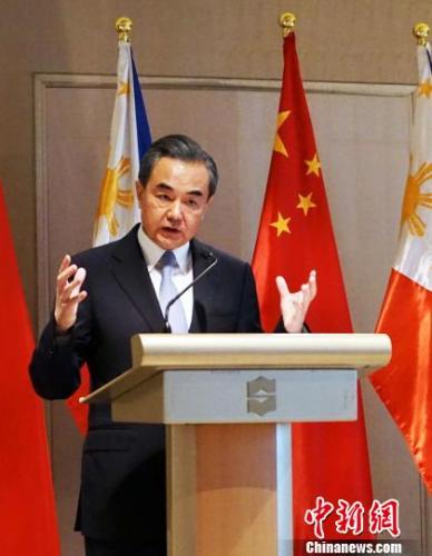 中国外交部长王毅7月25日在马尼拉和菲律宾外长卡耶塔诺共同会见记者时表示,“一带一路”是开放包容、互利共赢的合作平台,共建“一带一路”是下一步中菲两国合作的重点和亮点。 关向东 摄 中国外交部长王毅7月25日在马尼拉和菲律宾外长卡耶塔诺共同会见记者时表示,“一带一路”是开放包容、互利共赢的合作平台,共建“一带一路”是下一步中菲两国合作的重点和亮点。 关向东 摄