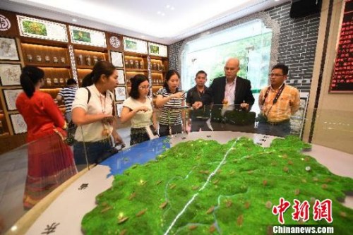 图为柬埔寨主流媒体代表团在广西药用植物园内与中方专家交流,了解广西药用植物发展状况。 俞靖 摄 图为柬埔寨主流媒体代表团在广西药用植物园内与中方专家交流,了解广西药用植物发展状况。 俞靖 摄