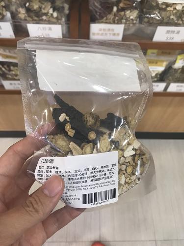 八珍汤内多种药材包括党参、当归、川芎、白芍属中医药条例内附表二名列的受规管中药材。图片来源:香港《大公报》。 八珍汤内多种药材包括党参、当归、川芎、白芍属中医药条例内附表二名列的受规管中药材。图片来源:香港《大公报》。