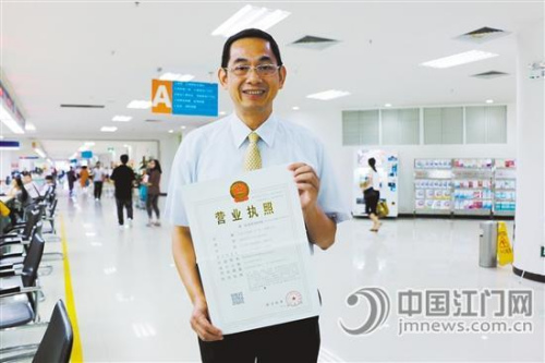 巴斯夫涂料(广东)有限公司负责人领取我市首张“九证合一”新版营业执照。张雷 摄 巴斯夫涂料(广东)有限公司负责人领取我市首张“九证合一”新版营业执照。张雷 摄