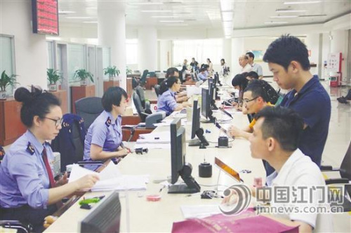 “多证合一”改革大幅提高政府审批效率,大大降低企业办事成本。陈丝柳 摄 “多证合一”改革大幅提高政府审批效率,大大降低企业办事成本。陈丝柳 摄