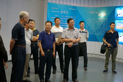 图为张强听取侨梦苑介绍 图为张强听取侨梦苑介绍