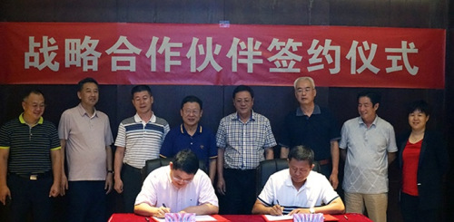 图为河北 “侨梦苑”与市侨商会签订战略合作协议 图为河北 “侨梦苑”与市侨商会签订战略合作协议