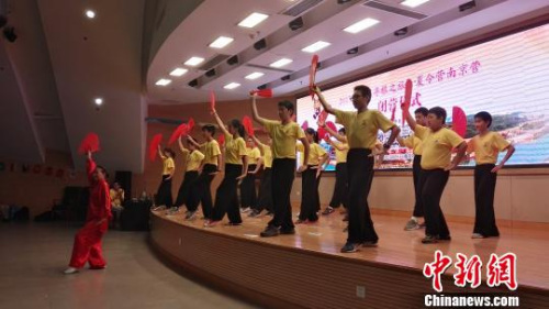 营员们学会了跳中国扇子舞。　辛静 摄