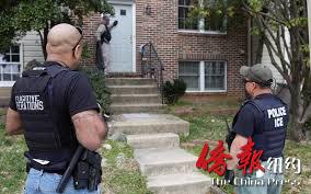 移民局近日在纽约社区大举搜捕非法移民，甚至上门抓人。有递解令在身者将被立刻驱逐出境。 (美国《侨报》/ICE官网图)