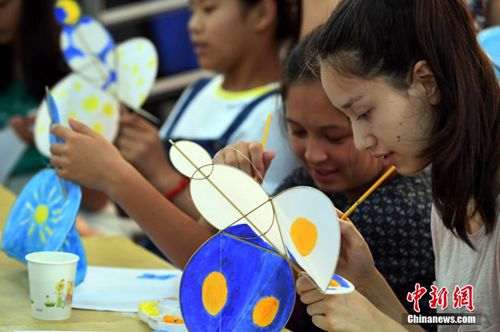 7月26日，学生们在滇派硬翅风筝上绘制自己喜欢的图案。 <a target='_blank' href='http://www.chinanews.com/'>中新社</a>记者 李进红 摄
