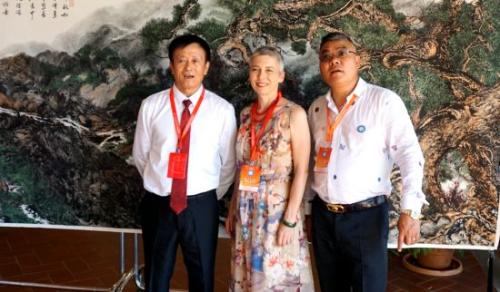 意大利前国家众议院议长、意大利北方联盟党主要负责人艾琳·皮维蒂(Irene Pevetti)参观海峡两岸书画名家艺术交流展。(意大利欧联通讯社) 意大利前国家众议院议长、意大利北方联盟党主要负责人艾琳·皮维蒂(Irene Pevetti)参观海峡两岸书画名家艺术交流展。(意大利欧联通讯社)