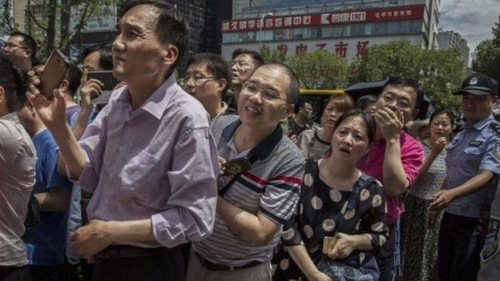 中国家长在高考考场外等待孩子。(BBC中文网援引Getty Images)