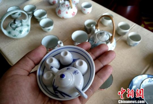 7月28日，在福建省龙岩市永定区一景区内，只有成人手掌大的茶具吸引了许多前来游玩民众的眼球。　张斌 摄