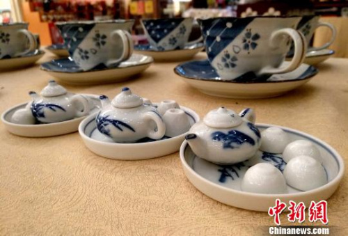 迷你“茶具”的茶壶、茶杯和茶盘都是用泥土烧制而成，和正常茶具一样，能装水倒水。　张斌 摄