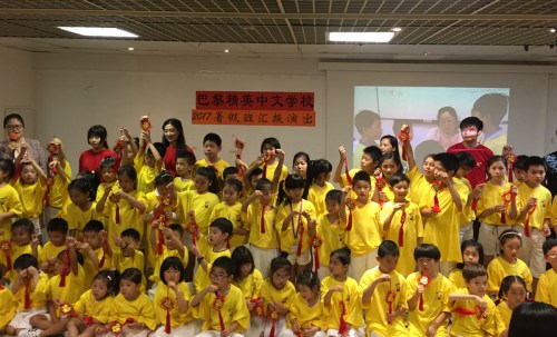 汇报演出后全体师生合影。(法国《欧洲时报》/步潇潇 摄) 汇报演出后全体师生合影。(法国《欧洲时报》/步潇潇 摄)
