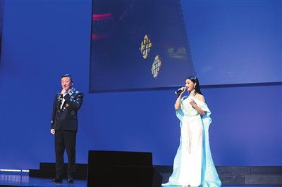 韩磊、王小小联袂首唱《深圳·故乡》引起全场共鸣。 韩磊、王小小联袂首唱《深圳·故乡》引起全场共鸣。
