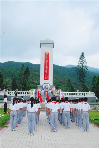 万宁市青少年学生向六连岭革命烈士纪念碑敬献花圈。
