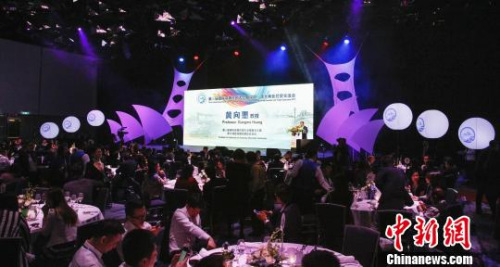 澳大利亚深圳社团总会会长黄向墨教授致闭幕词。 姜长庚 摄 澳大利亚深圳社团总会会长黄向墨教授致闭幕词。 姜长庚 摄