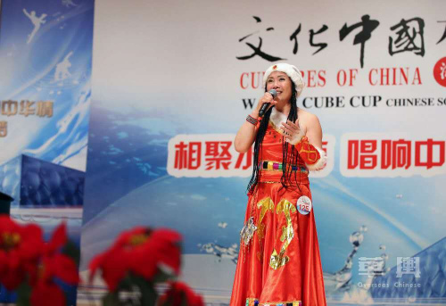 7月31日，来自华盛顿赛区的何莉萍身着具有民族特色的服装演唱《青藏高原》。