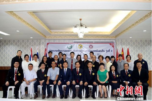 7月31日,2017年泰国卓越中医师培训项目在曼谷举行学员结业仪式,来自泰国各地的近40名执业中医师参加了此次为期6天的培训。图为部分学员与教师合影。<a target='_blank' href='http://www.chinanews.com/'>中新社</a>记者 秋岑 摄 7月31日,2017年泰国卓越中医师培训项目在曼谷举行学员结业仪式,来自泰国各地的近40名执业中医师参加了此次为期6天的培训。图为部分学员与教师合影。<a target='_blank' href='http://www.chinanews.com/'>中新社</a>记者 秋岑 摄