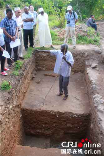考古学者探查发现中国血缘人骨遗骸的曼达古镇发掘现场。 （王新俊 摄）