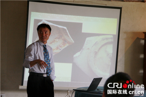中山大学社会学与人类学学院副教授朱铁权介绍在拉穆群岛发现的中国古瓷器。 （王新俊 摄）