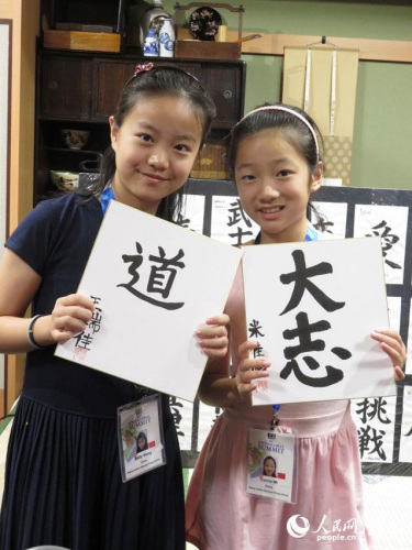 两名中国学生展示自己的作品
