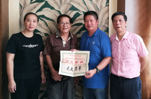 容荣仲先生(左二)向江门市博物馆馆长黄志强捐赠史料,右一为容树荣先生(容荣仲在江门生活的侄儿),左一为江门市博物馆副馆长林军 容荣仲先生(左二)向江门市博物馆馆长黄志强捐赠史料,右一为容树荣先生(容荣仲在江门生活的侄儿),左一为江门市博物馆副馆长林军