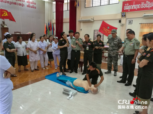 老挝103医院医务人员进行心肺复苏技术练习 老挝103医院医务人员进行心肺复苏技术练习