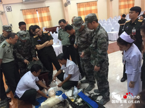 “和平列车”医疗队对老方进行急救技术培训 “和平列车”医疗队对老方进行急救技术培训