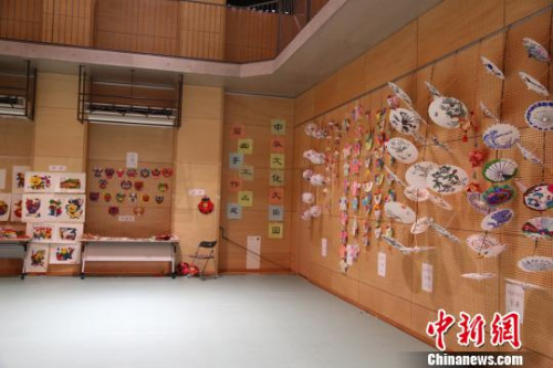 图为中华文化大乐园参营华裔孩子们的部分作品展示。　乔友 摄