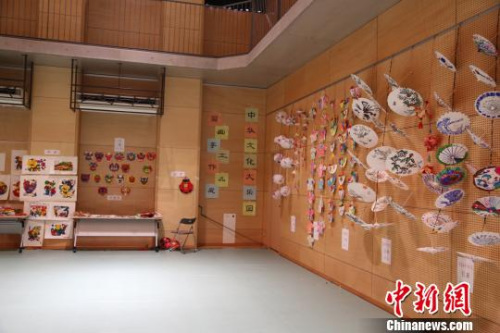 图为中华文化大乐园参营华裔孩子们的部分作品展示。 乔友 摄 图为中华文化大乐园参营华裔孩子们的部分作品展示。 乔友 摄