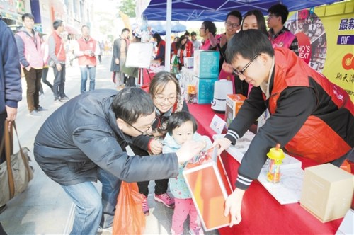 义捐活动吸引了众多市民参与。