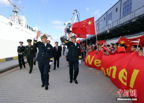 俞满江表示，中国海军舰艇编队首次访问拉脱维亚，推动了两国两军关系的深入发展，将进一步加深两国海军官兵之间的友谊，拓展两国海军之间的友好交往。 图为编队指挥员和政委与码头欢迎人员见面。 曾行贱 摄