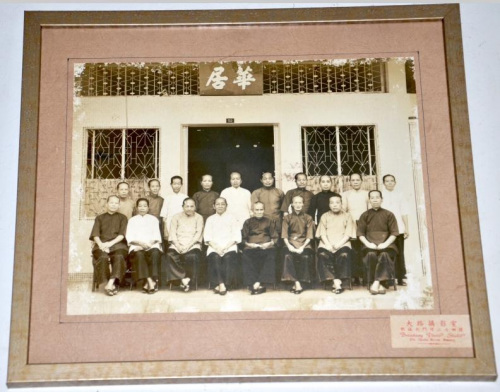 当年18名在槟城找生活的妈姐于大路摄影室的合照,目前仍挂在华居内。(马来西亚《星洲日报》) 当年18名在槟城找生活的妈姐于大路摄影室的合照,目前仍挂在华居内。(马来西亚《星洲日报》)