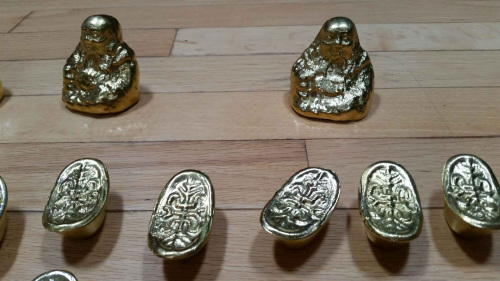 两名华人男子用来行骗的假金元宝和佛像。(美国《世界日报》/受害人提供) 两名华人男子用来行骗的假金元宝和佛像。(美国《世界日报》/受害人提供)