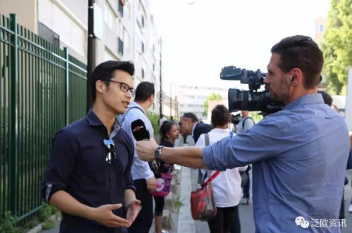 前去悼念的华人接受当地媒体采访。(法国《欧洲侨报》微信公众号)