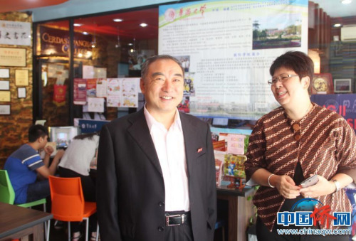 作者（右）创办印尼智民学院从事华文教育事业。图为欢迎华侨大学校长贾益民到访。（图片均由作者提供）