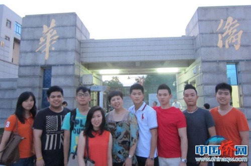 图为作者（左五）到华侨大学攻读本科和硕士学位