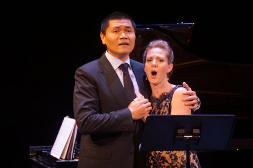音乐节声乐项目负责人、中国男高音歌唱家王歌群(左)和美国女高音歌唱家安妮-卡罗琳·珀德共同演唱。(美国《侨报》/徐一凡 摄) 音乐节声乐项目负责人、中国男高音歌唱家王歌群(左)和美国女高音歌唱家安妮-卡罗琳·珀德共同演唱。(美国《侨报》/徐一凡 摄)